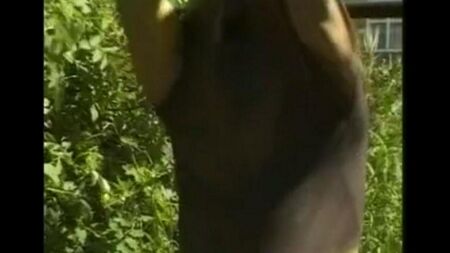 Мужчина на сеновале дрочит свой большой хуй