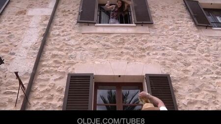 Сексуальная хулиганка совратила пожилого