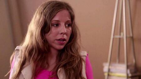 Две молодые девочки ублажают друг друга трахая киски страпоном