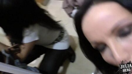 Сосет в раздевалке