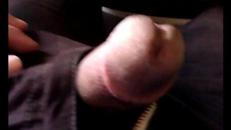 Достал член в автобусе и начал дрочить