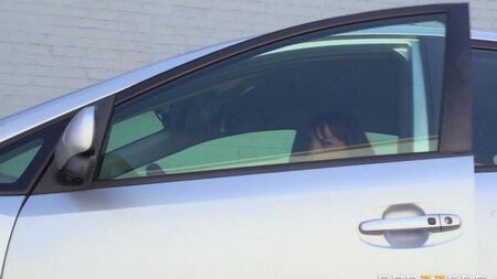 Худую телку ебут в жестком темпе