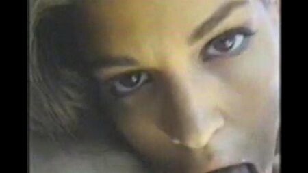 Элли и ее друг занимаются любовью на острове