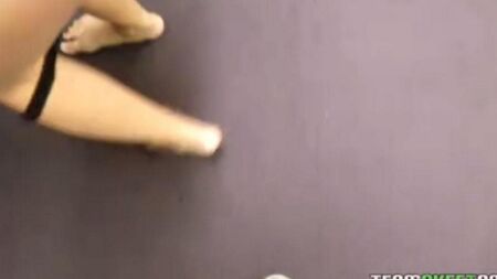 Няшная блондиночка сладенько сосет