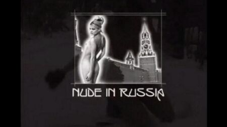 Голые девчонки играют в снежки зимой на улице