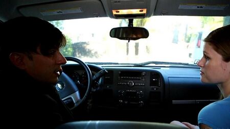 Девушка делает минет парню за рулем в авто