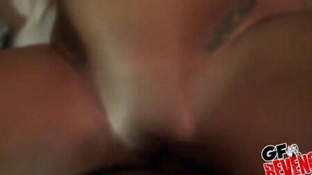 Домашний минет от лучшей подруги его жены