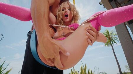 Смотрит, как она течёт от его пальцев, и дрочит ей быстрее