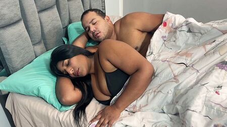 Просыпаться вдвоём и сразу чувствовать, как член упирается в её попку