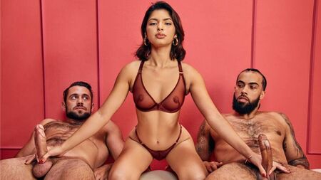 Руки работают синхронно, а парни стонут в унисон