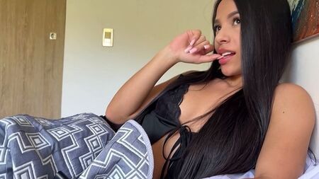 Один рывок — и я голая, рискнёшь или так и будешь смотреть?