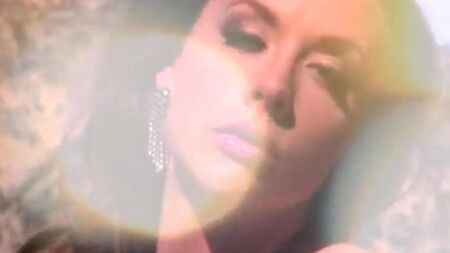 Роскошная шлюшка в чулках дает негру в жопу