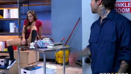 Abigail Mac трахается с уборщиком в подсобке