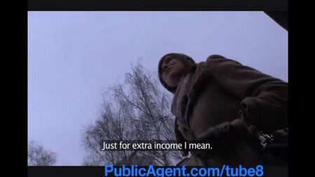 Уличная девка взяла в рот за деньги