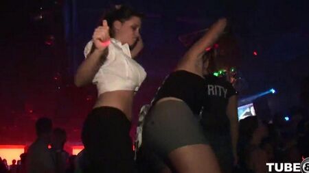 Студенты устроили секс вечеринку