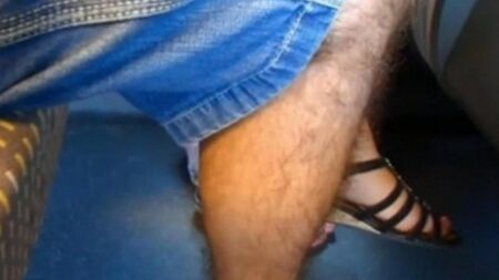 Полез рукой к женщине под юбку и начал пальцами мять вагину