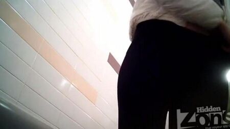 Скрытая камера в туалете магазина