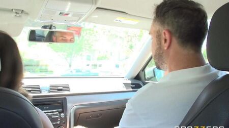 Инструктор по вождению отымел студентку в машине