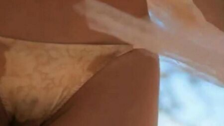 Красивая азиатка свою пизду решилась выставить на показ