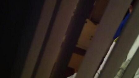 Снимает скрытой камерой как его соседи занимаются сексом