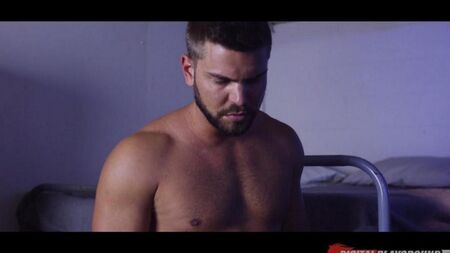 Брюнетка делает минет солдату в казарме