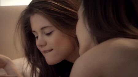 Красотки лижут друг другу киски