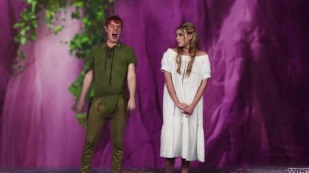 Питер Пэн дает пососать двум русалочкам