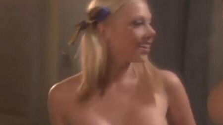 Сексапильные чирлидерши осваивают однополую любовь