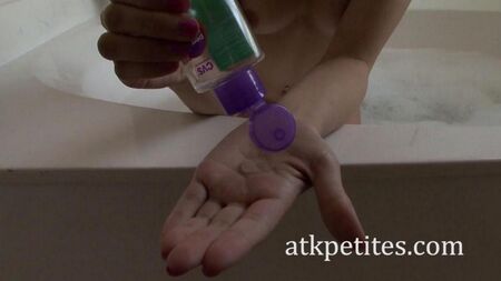 Сосет мужику сидя в ванной