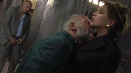 Жестокая порнуха на тюремной территории