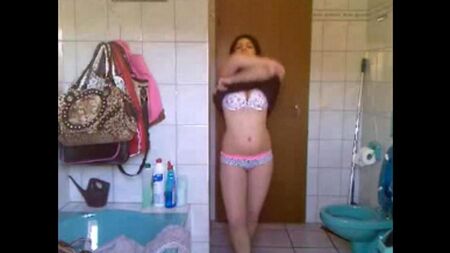 Пакистанская студентка мастурбирует в ванной