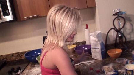 Домашние развлечения молодой парочки