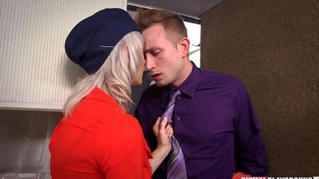 Стюардесса делает минет пассажиру у всех на виду