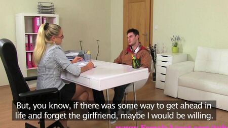 Кастинг на диване для блондинки