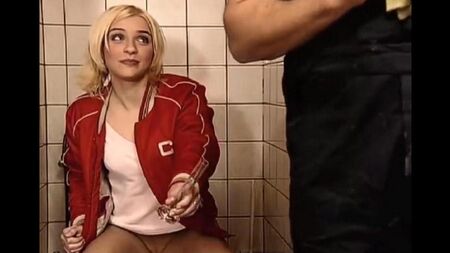 Мойщик случайно получил секс с девушкой в туалете