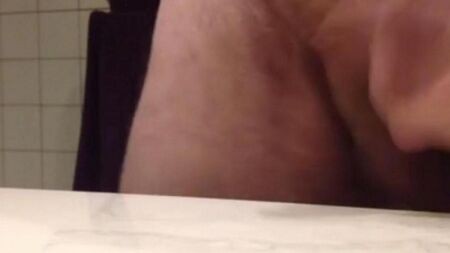 Дрочит и спускает горячую сперму на стол рабочий