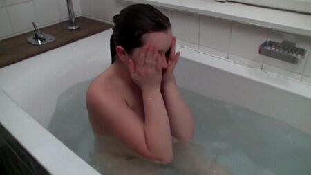 Дамочка мастурбирует шлангом от душа в ванне