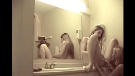 Лесбиянки очень хорошо устроились для лизания пизды