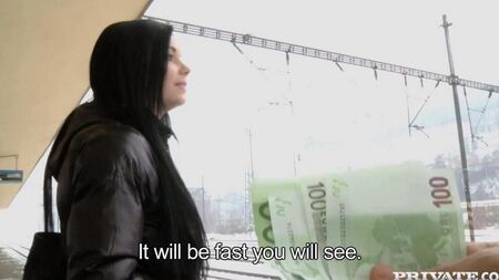 Брюнетка согласилась на секс за деньги