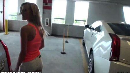 Секс с блондинкой на парковке в автомобиле