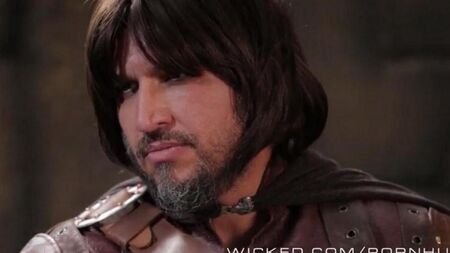 Королева в корсете трахается со своим слугой