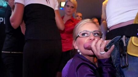 Групповуха в клубе