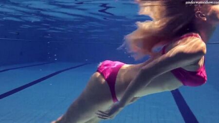 Голая красотка плавает в бассейне