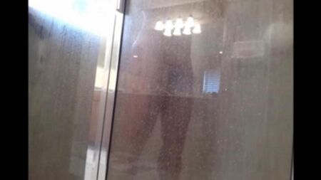 Скрытая камера снимает как мужчина моется в душевой