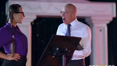 Emma Leigh с подругой любят большие члены