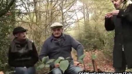 Папа и сын изнасиловали дочку и сестру в лесу