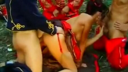 Жену и дочку богатого вельможи отьебали слуги