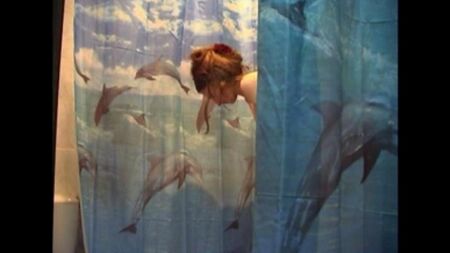 Установил скрытую камеру в ванной комнате и снял голую жену на видео