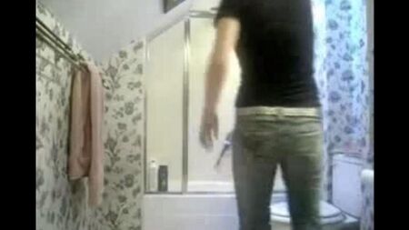 Скрытая камера в туалете поймала то что нужно