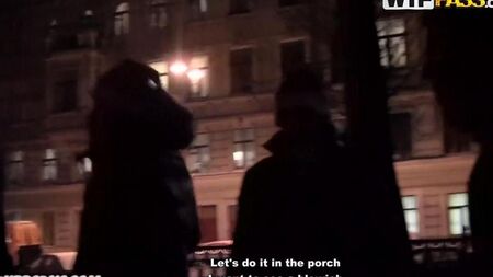 Русскую девушку трахнули в туалете на новогодней вечеринке